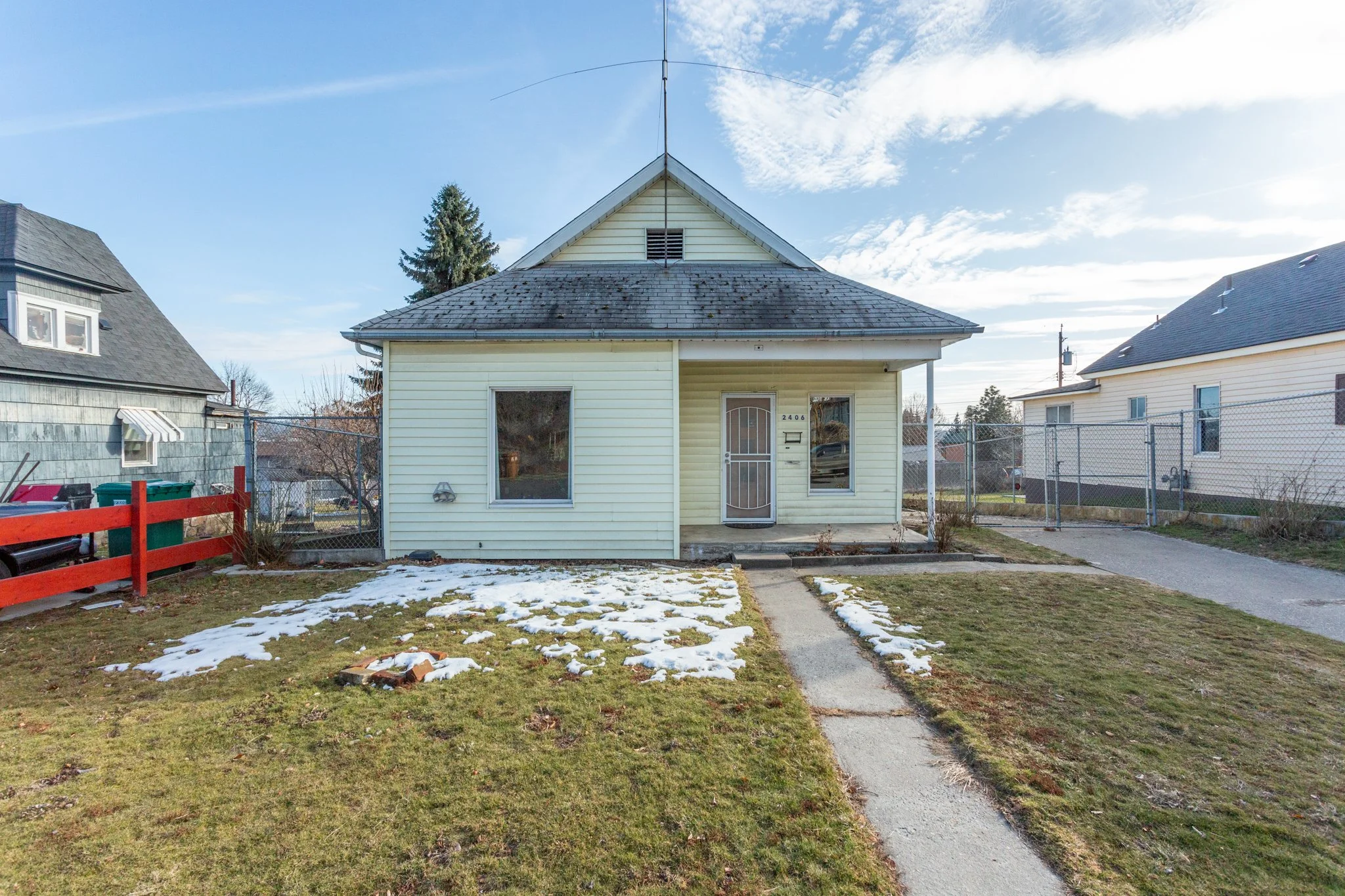 2406 E Gordon Ave, Spokane WA 99207: 2bd, 1 ba Adorable Home!