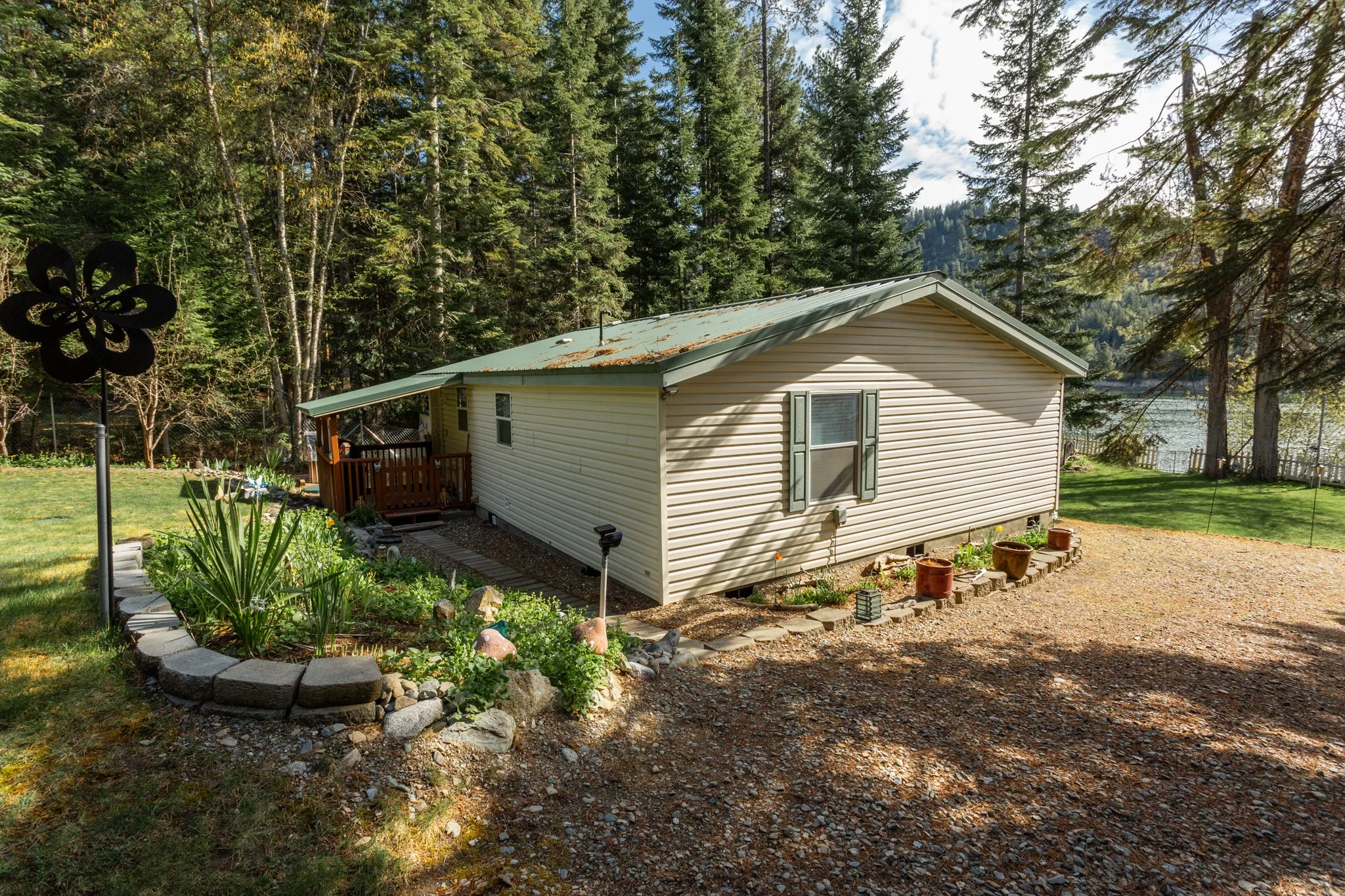 31 S Fern Ln, Cusick WA 99119: 75ft of Frontage, Beautifully Kept Home!